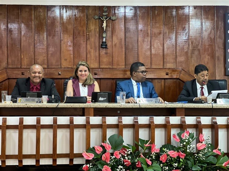 Mesa diretora da Câmara Municipal de Itajuípe durante sessão