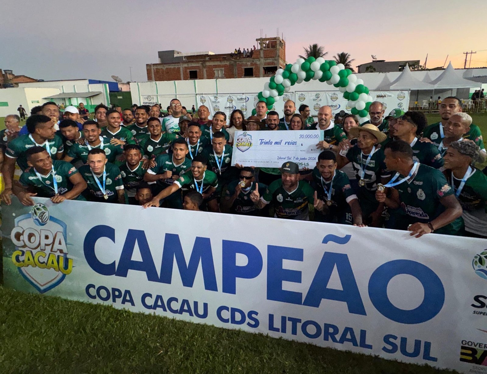 Seleção de futebol de Itajuípe comemora o título da Copa Cacau
